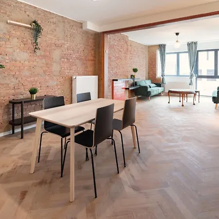 Charming And Spacious In The Heart Of דירה