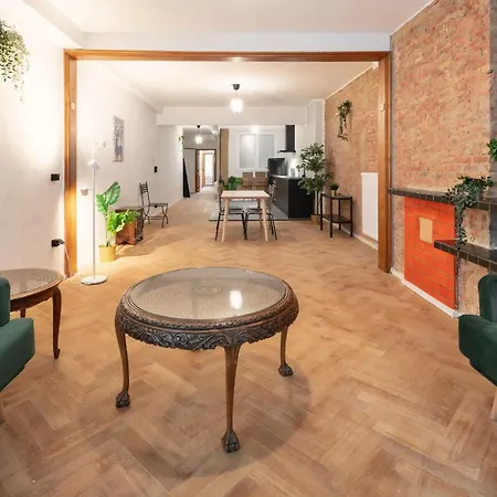 דירה Charming And Spacious In The Heart Of
