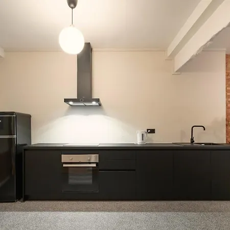 Charming And Spacious In The Heart Of דירה *
