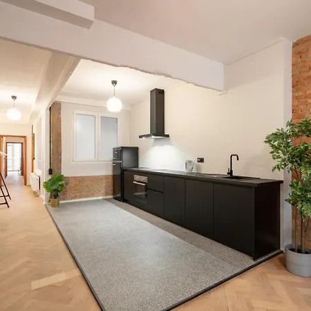 Charming And Spacious In The Heart Of דירה