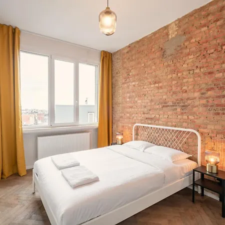 דירה Charming And Spacious In The Heart Of