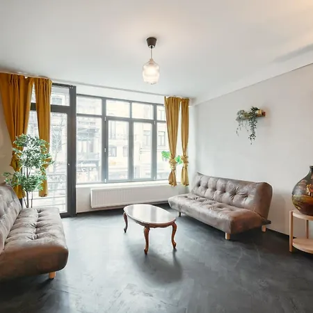 Charming And Spacious In The Heart Of אנטוורפן