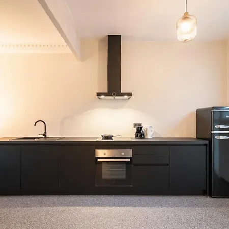 Charming And Spacious In The Heart Of דירה