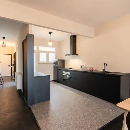 Charming And Spacious In The Heart Of דירה *