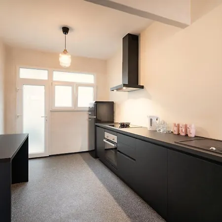 Charming And Spacious In The Heart Of דירה *